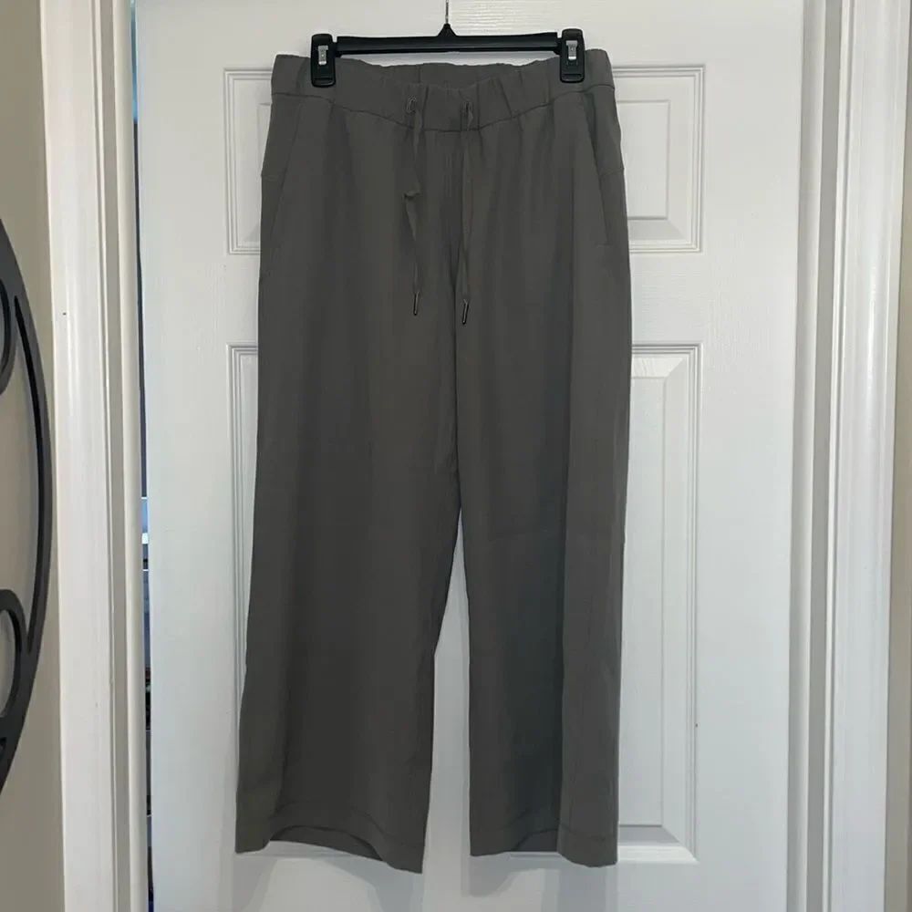 Lululemon On the Fly Wide-Leg 7/8 Pant *Woven
Grey Sage